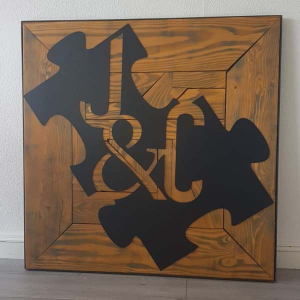 Réalisation du logo de l'agence de comunication Jadéclo en bois et métal.