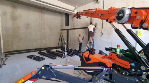 grue-araignee-mezzanine-interieur Faites appel à un grutier et une grue araignée pour lever les charpentes de votre mezzanine sur mesure