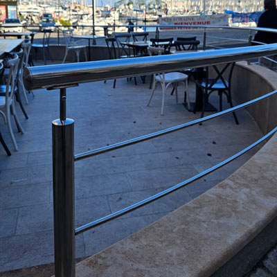 Garde-corps en inox installés sur une terrasse de restaurant