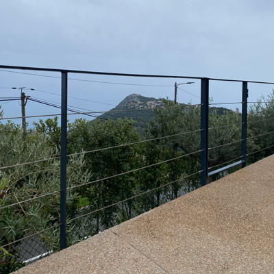 Garde-corps à câbles installés au bord d'une terrasse