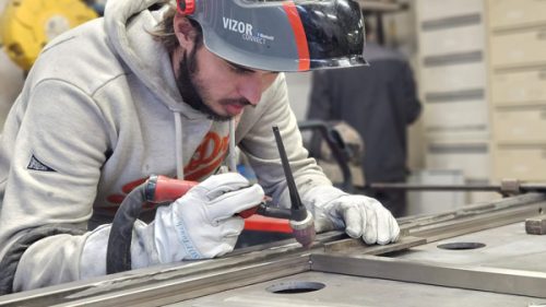 soudeur-ferronnier Un soudeur ferronnier en action dans l'atelier Yoann Métal