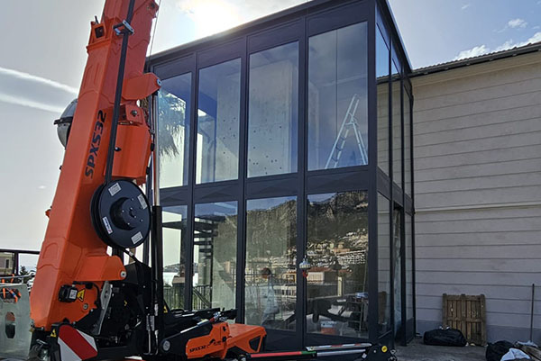 Réalisation d'une verrière en métal à l'aide d'une grue