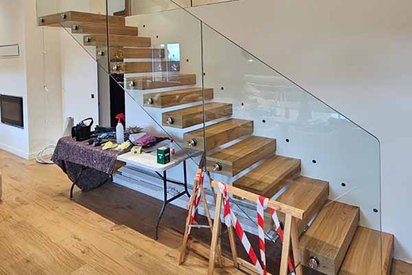 Marchres d'un escalier en limon dans le mur