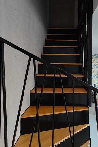 Finitions d'un escalier sur mesure à faible encombrement avec garde-corps